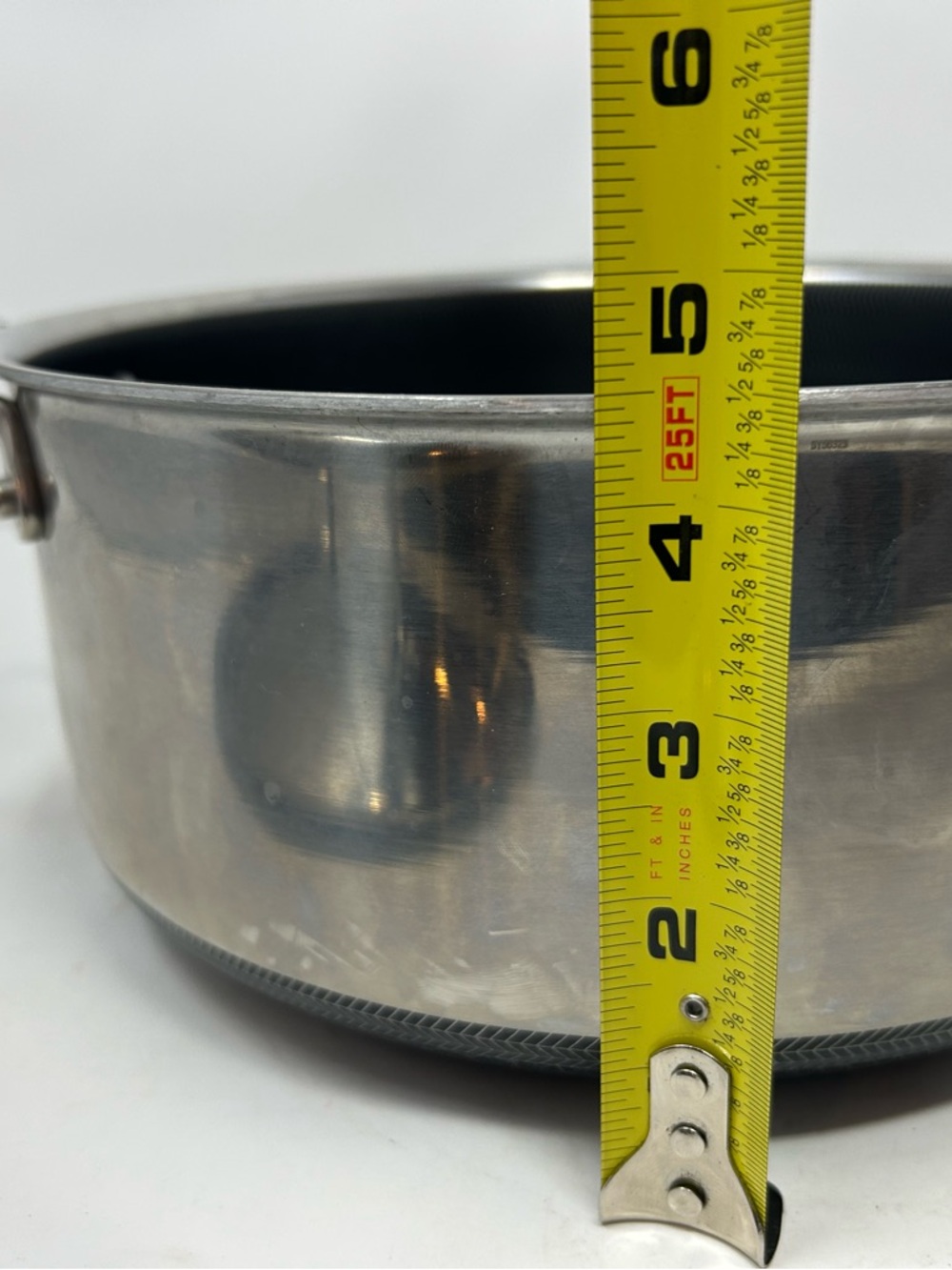HexClad Hybrid Nonstick 5-Quart Dutch Oven with Stainless Steel Lid - Picture 2 of 8